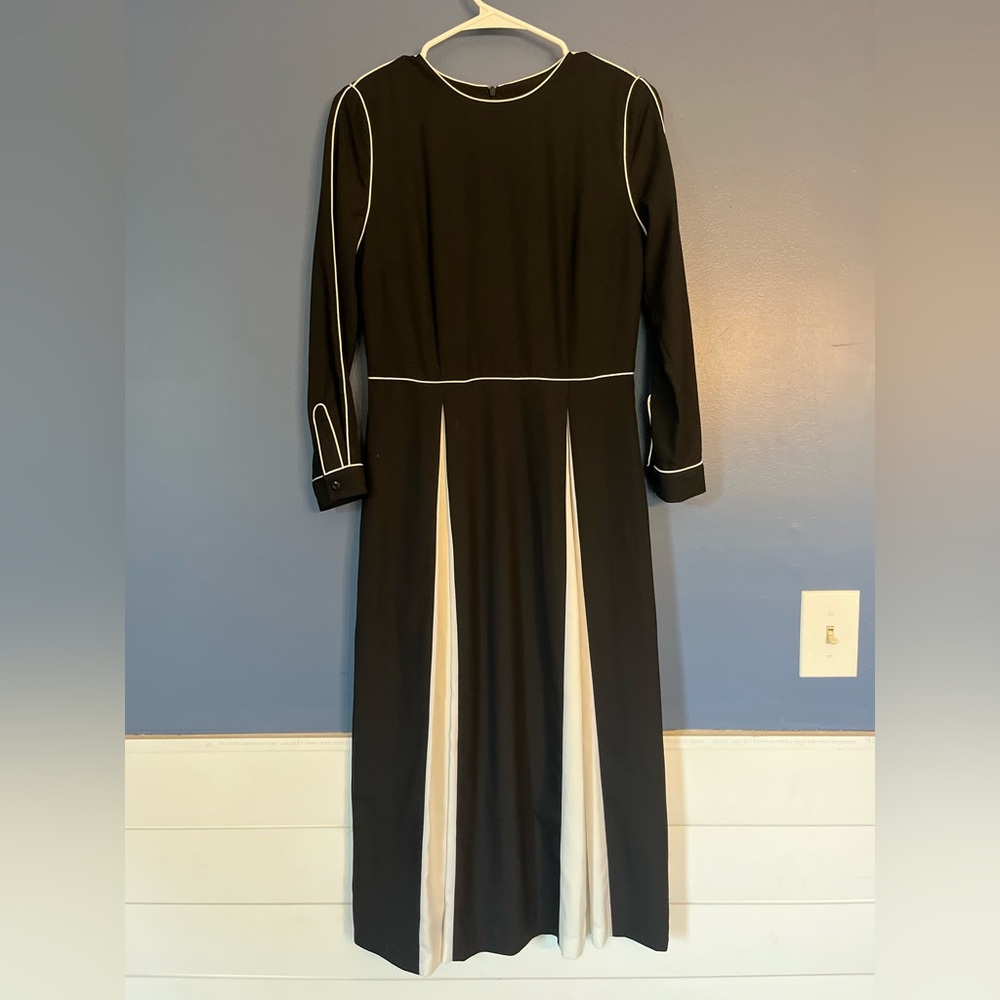 Cyanine Sea, size L, Black and white, tea length dress with flowing pleats